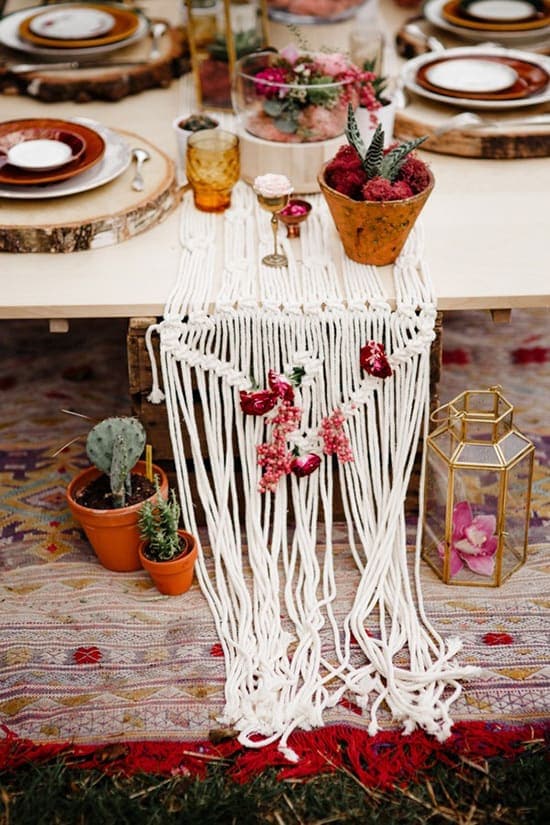Bohemian burgundy wedding reception centrepiece with macrame table runner | Forester Fotógrafos via Junebug Weddings