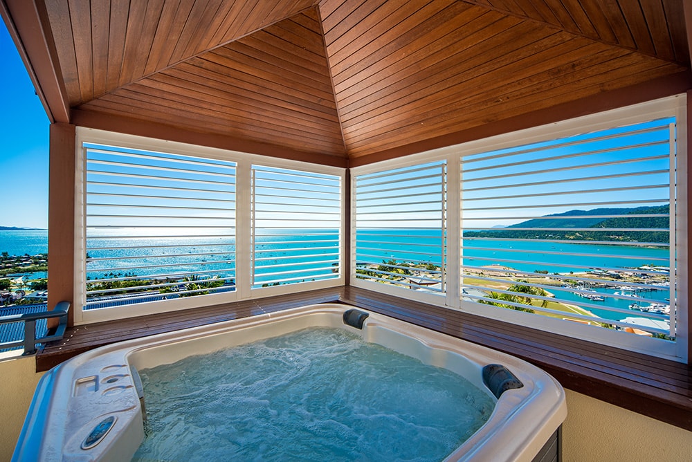 Honeymoon in The Whitsundays | Airlie Beach Accommodation | Pinnacles Resort Jacuzzi