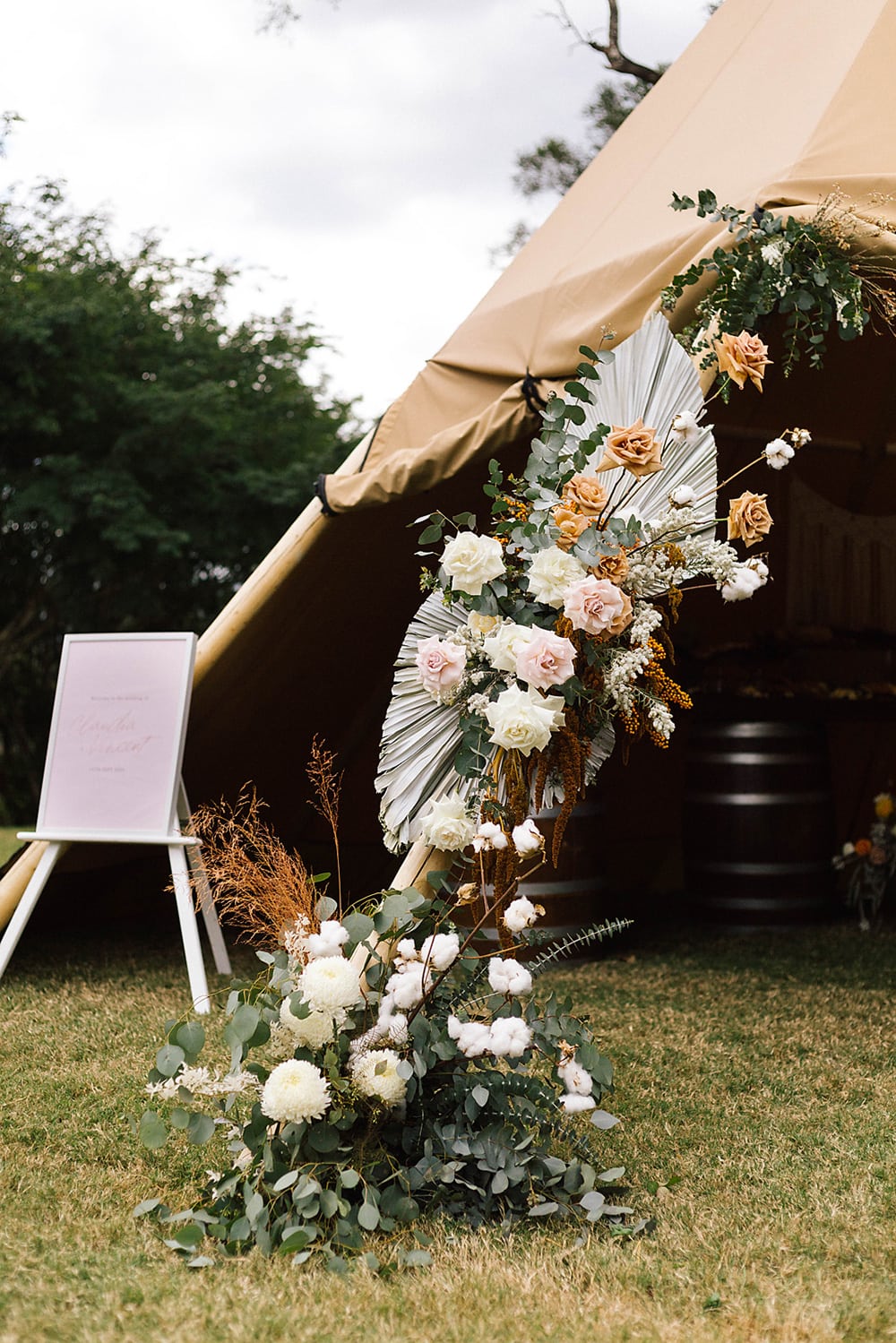 Romantic Riverside Boho Wedding Inspiration | Photography: Poppy and Sage